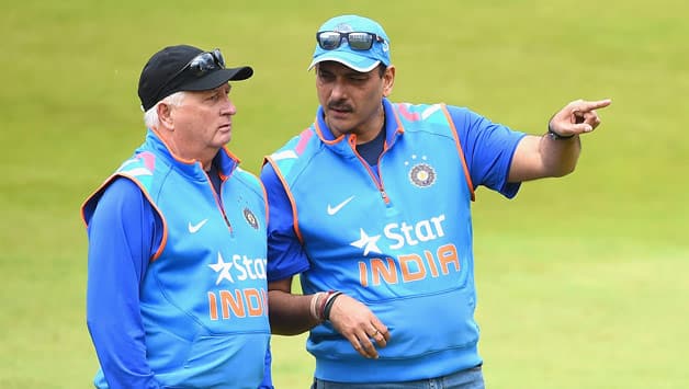 Duncan-Fletcher-of-India-talks-with-Ravi-Shastri-2.jpg