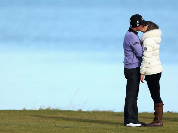 Elizabeth Hurley, Shane Warne kiss in public Elizabeth Hurley, Shane Warne kiss in public