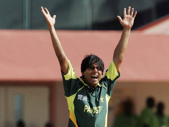 Six Pakistan cricketers issued four-month contracts Six Pakistan cricketers issued four-month contracts