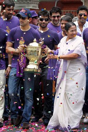 Shahrukh Khan defends Mamata Banerjee for giving KKR a warm welcome Shahrukh Khan defends Mamata Banerjee for giving KKR a warm welcome