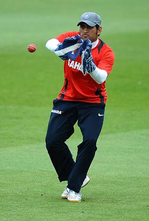 Sports minister Maken heaps praise on Dhoni Sports minister Maken heaps praise on Dhoni