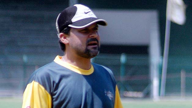 Shahid Afridi shouldn t retire: Moin Khan Shahid Afridi shouldn t retire: Moin Khan