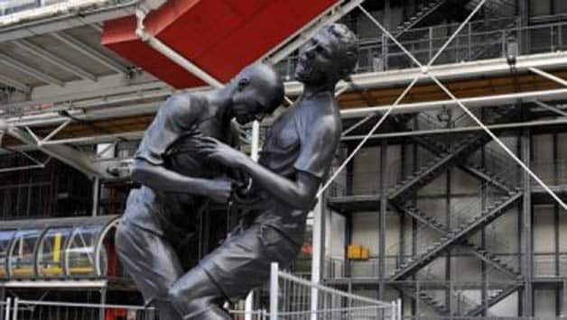 Humour: BCCI to unveil bronze statue of Harbhajan Singh slapping Sreesanth! Humour: BCCI to unveil bronze statue of Harbhajan Singh slapping Sreesanth!