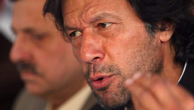 Pakistan cricketers visit Imran Khan in hospital Pakistan cricketers visit Imran Khan in hospital