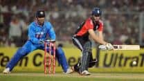Michael Lumb, Alex Hales tonk Indian bowlers to  score 90 for one off 10 overs in second T20 at Mumbai