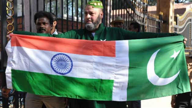 Pakistan fan from Chichago struggles his way into Chinnaswamy stadium Pakistan fan from Chichago struggles his way into Chinnaswamy stadium