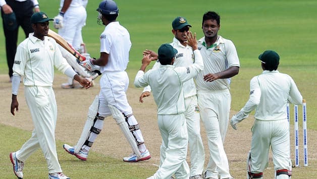 Sri Lanka stumble to 81/4 at lunch against Bangladesh on Day 2 Sri Lanka stumble to 81/4 at lunch against Bangladesh on Day 2