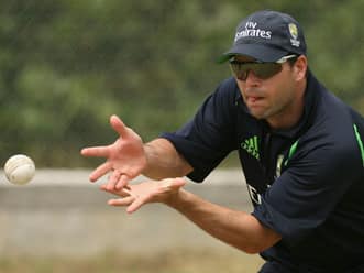 IPL 2012: Losing quick wickets in the middle overs pegged us back, says Brad Hodge