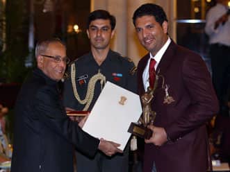 Yuvraj Singh conferred Arjuna Award by President Pranab Mukherjee