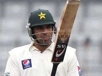 Pakistan take lead as Misbah-ul-Haq scores half-century