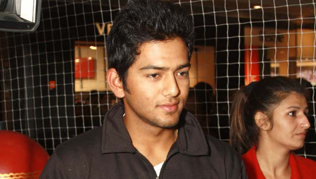 Unmukt Chand and Sir Viv Richards bowl at promotional event
