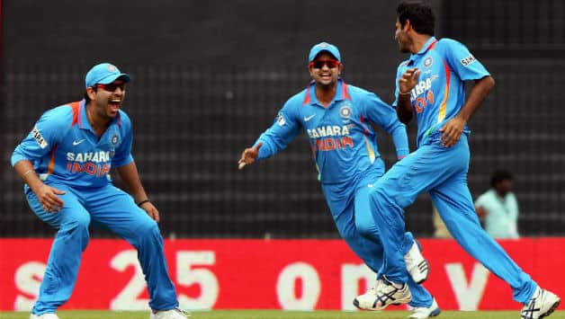 Live Cricket Score India vs Pakistan 2012-13: Second ODI match at Kolkata Live Cricket Score India vs Pakistan 2012-13: Second ODI match at Kolkata