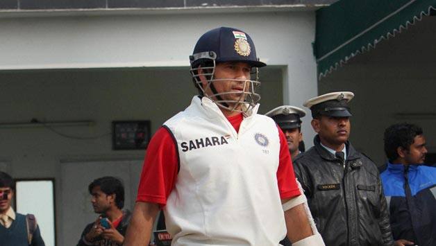 Sachin Tendulkar fan breaches security durng Services-Mumbai Ranji Trophy tie Sachin Tendulkar fan breaches security durng Services-Mumbai Ranji Trophy tie