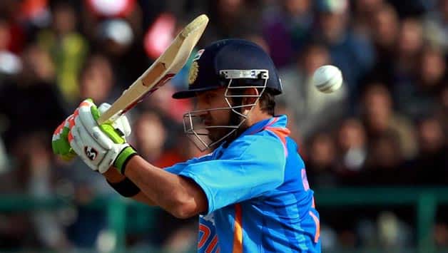 MS Dhoni defends out-of-form Gautam Gambhir and Ravichandran Ashwin MS Dhoni defends out-of-form Gautam Gambhir and Ravichandran Ashwin