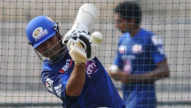 IPL 2013: Sachin Tendulkar hit on hand in practice, will play against Royal Challengers Bangalore IPL 2013: Sachin Tendulkar hit on hand in practice, will play against Royal Challengers Bangalore