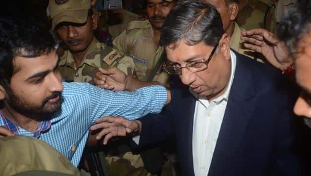 Defiant N Srinivasan refuses to resign, BCCI holds series of meetings Defiant N Srinivasan refuses to resign, BCCI holds series of meetings