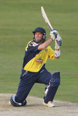Ian Harvey plunders first hundred in T20 cricket Ian Harvey plunders first hundred in T20 cricket
