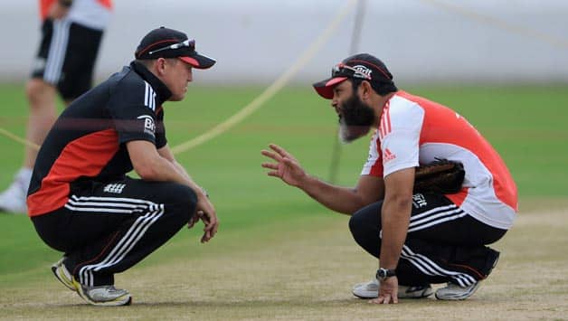 Ashes 2013: Mushtaq Ahmed reverse-swing tips with England bowlers Ashes 2013: Mushtaq Ahmed reverse-swing tips with England bowlers