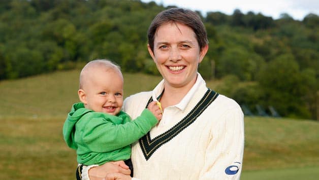 Australia's Sarah Elliott completed century in Ashes Test between breastfeeds Australia's Sarah Elliott completed century in Ashes Test between breastfeeds