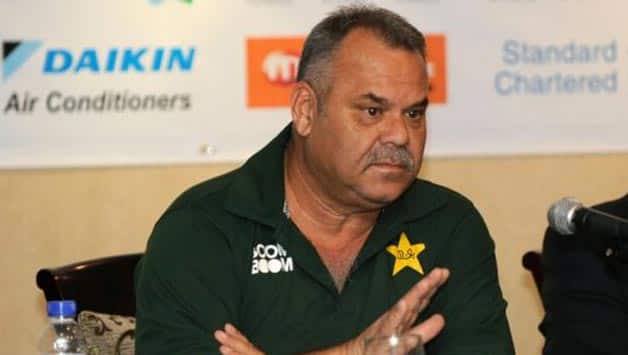 Dav Whatmore faces angry Pakistan fans on return from Zimbabwe Dav Whatmore faces angry Pakistan fans on return from Zimbabwe