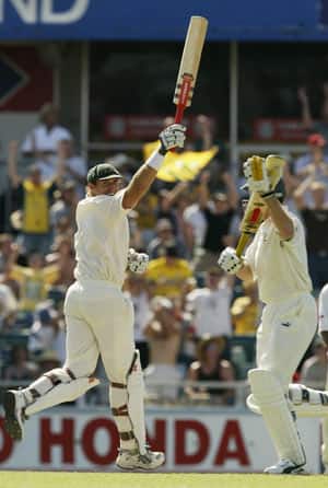 Matthew Hayden scores 380 against Zimbabwe at Perth; beats Brian Lara’s world record Matthew Hayden scores 380 against Zimbabwe at Perth; beats Brian Lara’s world record